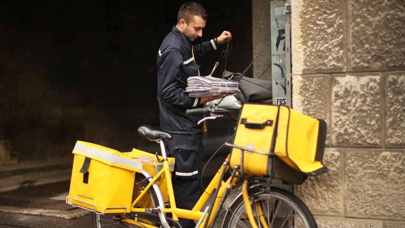Fotografija: Slovenski kupci imajo raje dostavo na dom, Poljaki pa raje uporabljajo paketomate. FOTO: Jure Eržen
