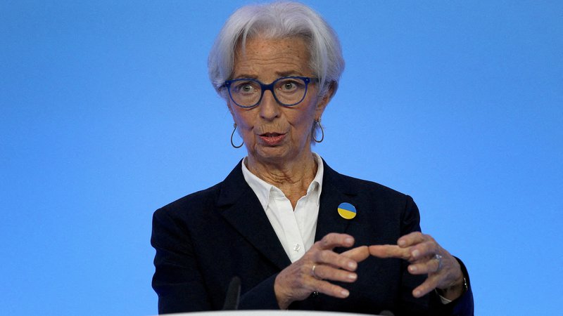 Fotografija: Osnovni scenarij, da bo ECB - vodi jo Christine Lagarde, ključno obrestno mero za depozite poslovnih bank (zdaj je pri minus 0,50 odstotka) zvišal za 0,25 odstotne točke, nato pa za 0,50 odstotne točke na naslednji seji septembra. Foto Reuters
