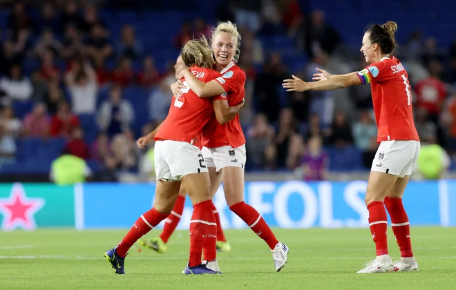 Avstrijke so se takole veselile uvrstitve v četrtfinale. FOTO:&nbsp;Bernadett Szabo/Reuters
