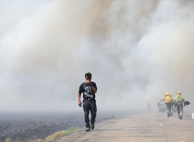 V Španiji so danes našteli 39 požarov, več kot ­polovica je aktivnih. FOTO: Isabel Infantes/Reuters
