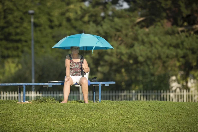 V najbolj vročem delu dneva, od 10. do 17. ure, je bolje, da se zadržujemo v senci oziroma zaprtih, hladnih prosorih. FOTO: Jure Eržen/Delo
