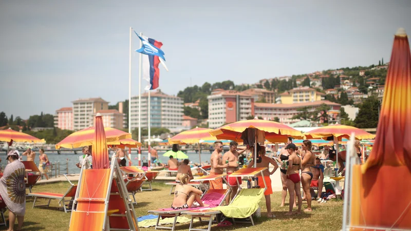Fotografija: Zdravniki imajo veliko dopusta, k temu pa je zdaj potrebno dodati še neizrabljenega iz časa epidemije. FOTO: Jure Eržen/Delo