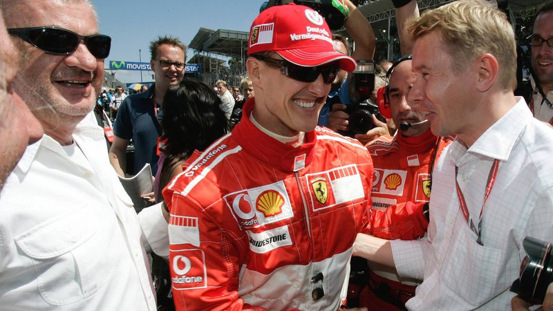 Fotografija: Willy Weber (levo) in Michael Schumacher sta bila v karavani formule 1 dolgo leta nepogrešljiva moža. FOTO: Victor Caivano/Reuters
