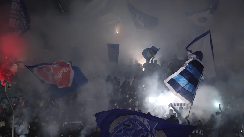 Zaradi nerpimernega navijanja Bad Blue Boys, zloglasnih navijačev zagrebškega Dinama, bodo pri Evropski nogometni zvezi zagotovo ostro kaznovali klub. FOTO: Antonio Bronić/Reuters