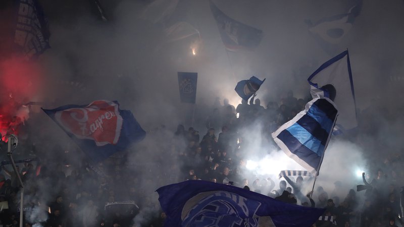 Fotografija: Zaradi nerpimernega navijanja Bad Blue Boys, zloglasnih navijačev zagrebškega Dinama, bodo pri Evropski nogometni zvezi zagotovo ostro kaznovali klub. FOTO: Antonio Bronić/Reuters
