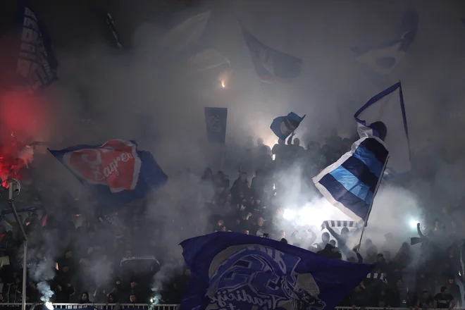 Zaradi nerpimernega navijanja Bad Blue Boys, zloglasnih navijačev zagrebškega Dinama, bodo pri Evropski nogometni zvezi zagotovo ostro kaznovali klub. FOTO: Antonio Bronić/Reuters
