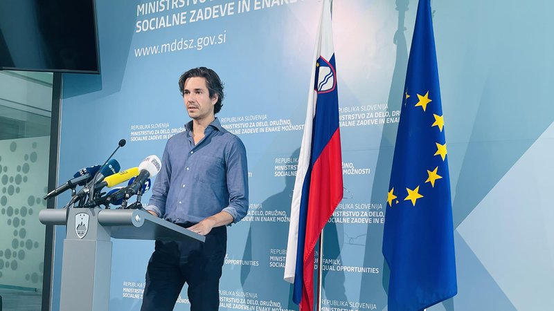 Fotografija: Z Bosno in Hercagovino ter Srbijo so se dogovorili o spremembi bilateralnih sporazumov, tako da bosanski in srbski delavci, ki pridejo v Slovenijo, ne bodo več vezani eno leto na enega delodajalca, je pojasnil Luka Mesec. FOTO: Foto Kabinet Luke Mesca
