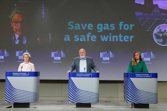 Predsednica evropske komisije Ursula von der Leyen, podpredsednik Frans Timmermans in evropska komisarka za energijo Kadri Simson verjamejo, da bo EU prestala preizkus, pred katerim se je znašla zaradi vojne v Ukrajini. Foto: Yves Herman/Reuters
