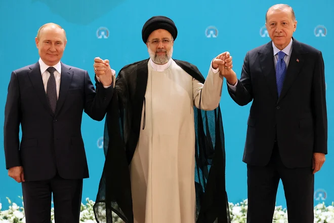 Ruski, iranski in turški predsednik v Teheranu.

FOTO:&nbsp;Sergej&nbsp;Savostjanov/AFP
