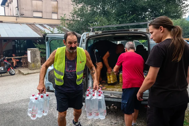 Na Kras prihaja tudi humanitarna pomoč. FOTO: Črt Piksi
