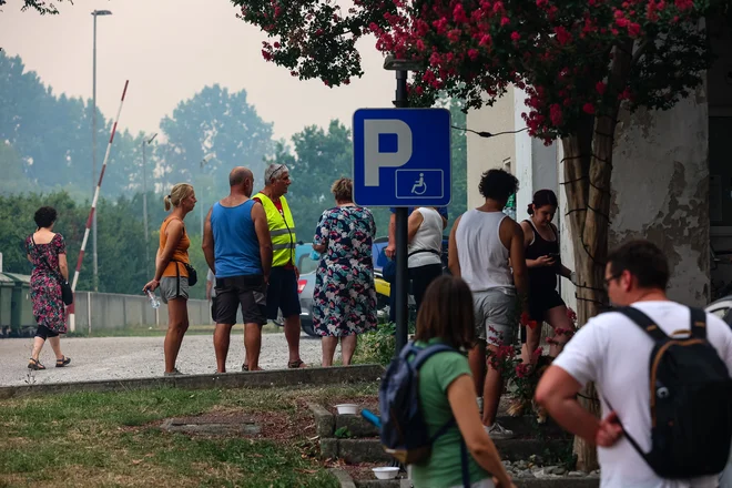 Domačini preživljajo nočno moro. FOTO: Črt Piksi

