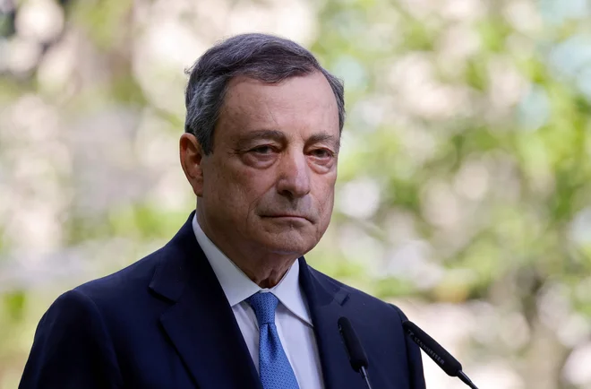 Po tem, ko&nbsp;so mu v senatu z desne pokazali vrata in mu namenili&nbsp;le 95 glasov, je italijanski premier Mario Draghi danes odstopil. FOTO: Ludovic Marin/AFP
