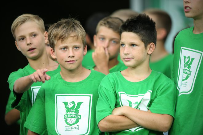 Dečki Olimpije ob zelenici. FOTO: Jure Eržen/Delo
