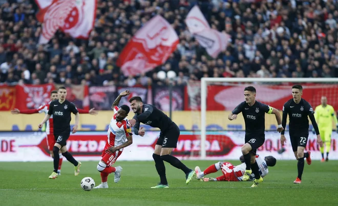 Nogometaši Crvene zvezde in Partizana sklepajo donosne pogodbe, večina preostalih v Srbiji ne. FOTO: Novak ĐurovićReuters
