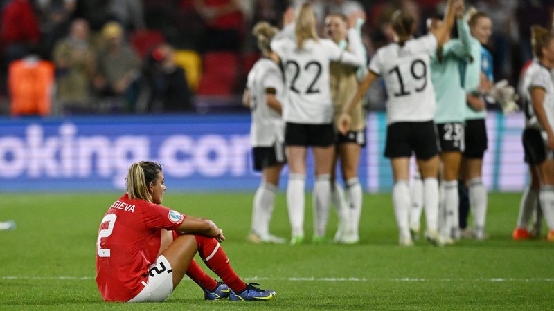 Fotografija: Avstrijska nogometašica Marina Georgieva razočarana spremlja slavje nemške reprezentance v Brentfordu. FOTO: Dylan Martinez/Reuters
