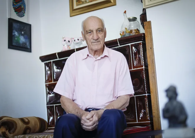 Koliko dogodkov, srečanj in terenov je Ludvik že obredel, pove podatek, da je do leta 1995, ko si je nabavil prvi računalnik, natipkal z enim prstom na tipkalni stroj, kot pravi, več kot 10.000 prispevkov. FOTO: Jože Suhadolnik