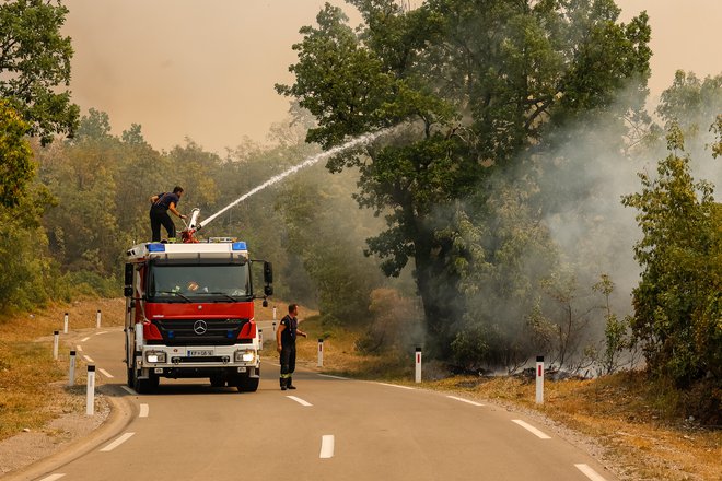 Gasilci se še vedno borijo z največjim požarom v zgodovini Slovenije. FOTO: Črt Piksi
