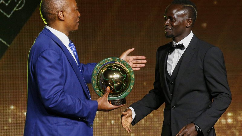 Fotografija: Patrice Motsepe, prvi mož afriškega nogometa, je predal prestižno nagrado Sadiu Maneju. FOTO: AFP
