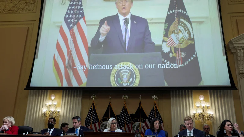 Fotografija: Na zaslišanju so prvič predvajali tudi video z Donaldom Trumpom, na katerem je dan po napadu na kongres vztrajal, da volitev še ni konec in da jih ni izgubil. FOTO: Evelyn Hockstein/Reuters