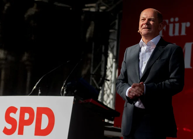 Na tradicionalni poletni zabavi je bilo okoli tisoč ljudi, med njimi tudi poslanci in kancler Olaf Scholz. FOTO: Benjamin Westhoff/Reuters