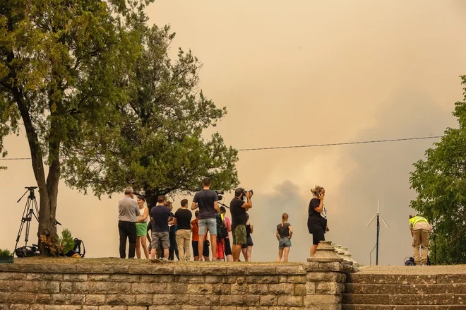 Domačini lahko nemočno gledajo, kako jim ogenj spreminja pokrajino. FOTO: Črt Piksi
