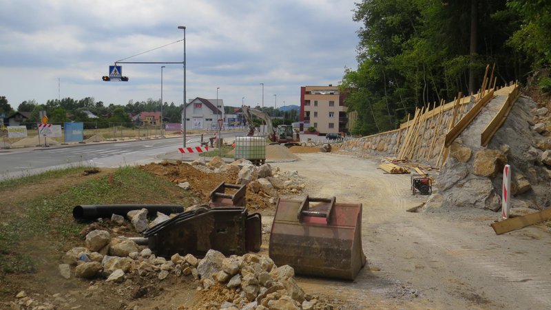 Fotografija: Gradnja krožišča v Zaborštu je opredeljena kot vzdrževalna dela v javno korist. FOTO: Bojan Rajšek/Delo
