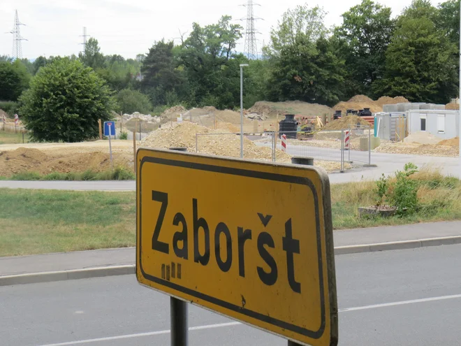 V Zaborštu so jezni na pooblaščenega izvajalca in na domžalsko občinsko vodstvo. FOTO: Bojan Rajšek/Delo
