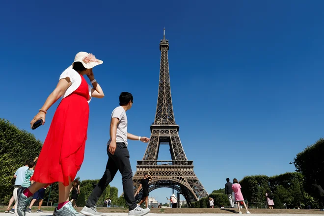 Julijska fotografija Eifflovega stolpa. FOTO: Benoit Tessier/Reuters
