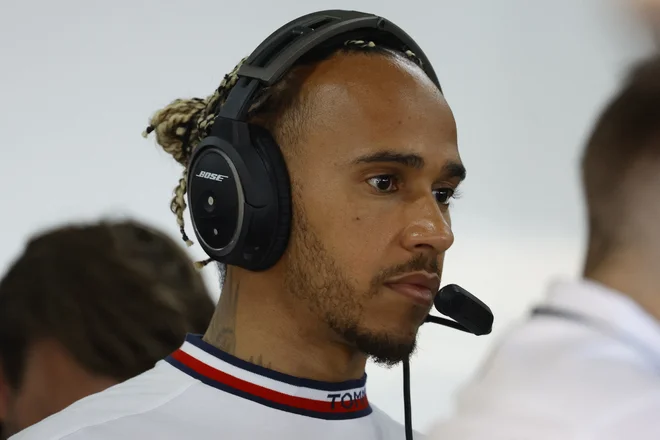 Lewis Hamilton v Mercedesovi garaži na dirkališču Paula Ricarda v Le Castelletu. FOTO: Sarah Meyssonnier/Reuters