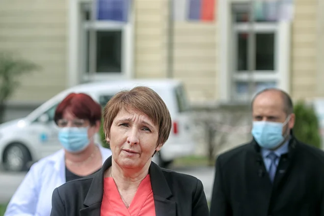 Če je direktorica Onkološkega inštituta klonila pod pritiski, ni znano, saj se je zavila v molk. FOTO: Blaž Samec/Delo
