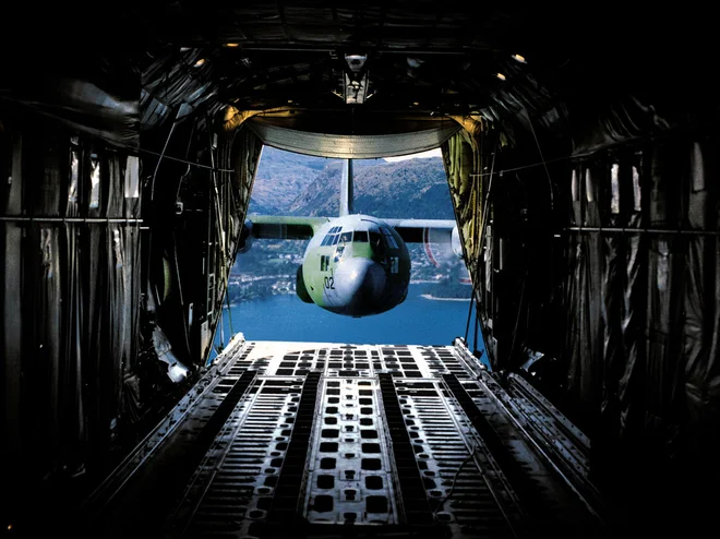 Romunska vlada je za slovenske potrebe odobrila letalo Herkules (C130 Hercules), ki bo v podporo logistiki. FOTO: Chris Hillock/Reuters
