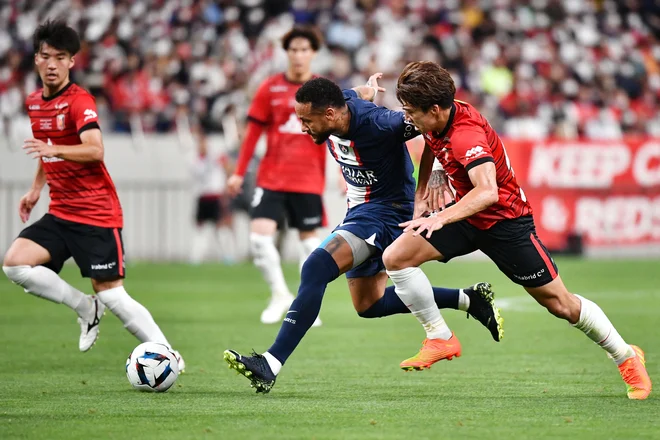 Neymar med dvobojem z Urawo v Saitami. FOTO: Kazuhiro Nogi/AFP