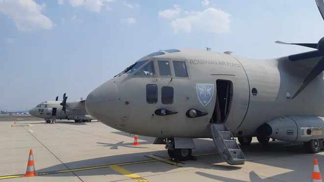 Na Brniku sta pristali letali C-27J spartan romunske vojske, ki bosta pomagali gasiti požar na Krasu. V enem naletu bosta nad požar lahko odvrgli 5000 litrov vode. Letalo tega tipa bo prihodnje leto dobila Slovenija, so sporočili iz Slovenske vojske. FOTO: Twitterjev profil Slovenske vojske
