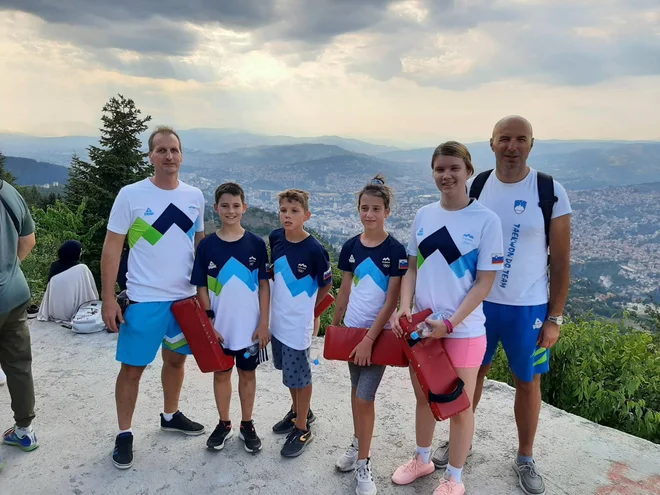 Slovenska reprezentanca na pripravah v Sarajevu (od leve): trener Tomaž Zakrajšek, Vid Milošević, Jakob Kastelic, Olja Bulatović, Tena Jakovina in trener Goran Divković. FOTO: J. S.
