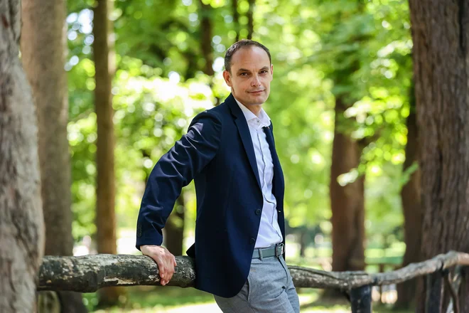 Na vprašanje, ali meni, da na predsedniških volitvah lahko zmaga kandidat z desnega političnega pola &ndash; to se do zdaj še ni zgodilo &ndash;, Logar odgovarja, da se bo trudil, da se bo to zgodilo. FOTO: Črt Piksi/Delo
