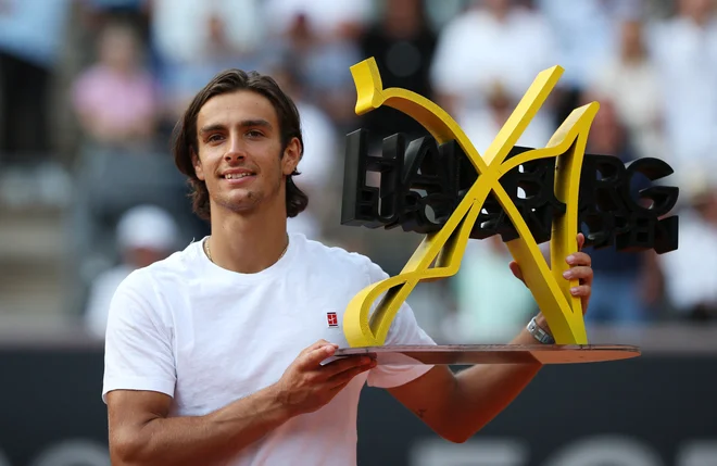 Lorenzo Musetti v Hamburgu ni skrival veselja ob svoji prvi lovoriki serije turnirjev ATP. FOTO: Cathrin Müller/Reuters
