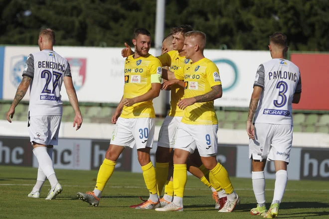 Nogometaši Brava niso skrivali dobre volje ob zmagi proti pokalnim prvakom iz Kopra. FOTO: Leon Vidic/Delo
