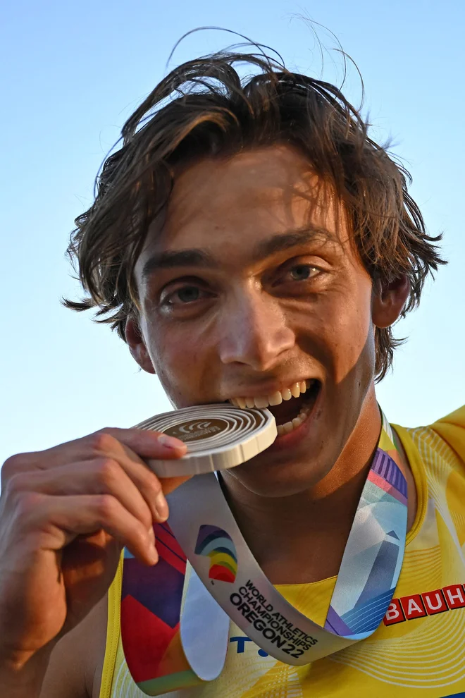 Armand Duplantis niza znmage za zjmago. FOTO: Ben Stansall/AFP
