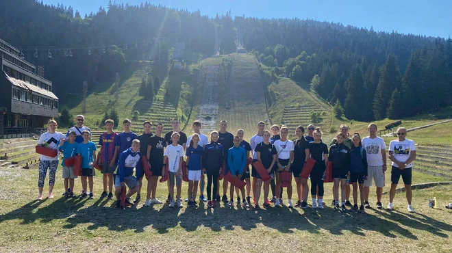 Slovenska reprezentanca pod olimpijskimi skakalnicami. FOTO: J. S.
