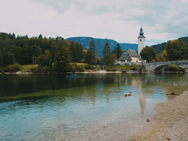 Bohinjsko jezero je odlična lokacija za supanje in veslanje. FOTO: Hervis
