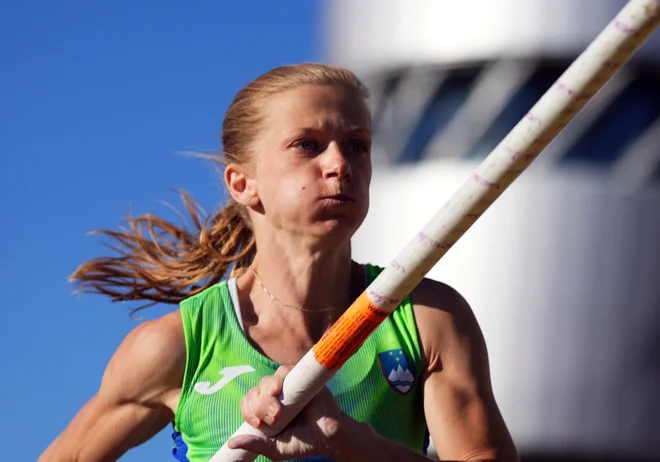 Tina Šutej med skokom s palico. FOTO: Aleksandra Szmigiel/Reuters
