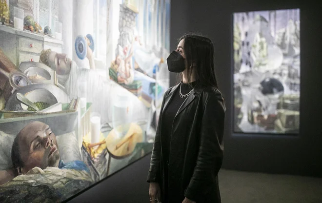 Ajda Kocutar je poudarila nujnost refleksije ne le izvedbe in premis umetniških del, razstav in programov, temveč tudi &raquo;paralel, ki jih je mogoče videti z dogajanjem onkraj naših meja&laquo;. FOTO: Matej Družnik
