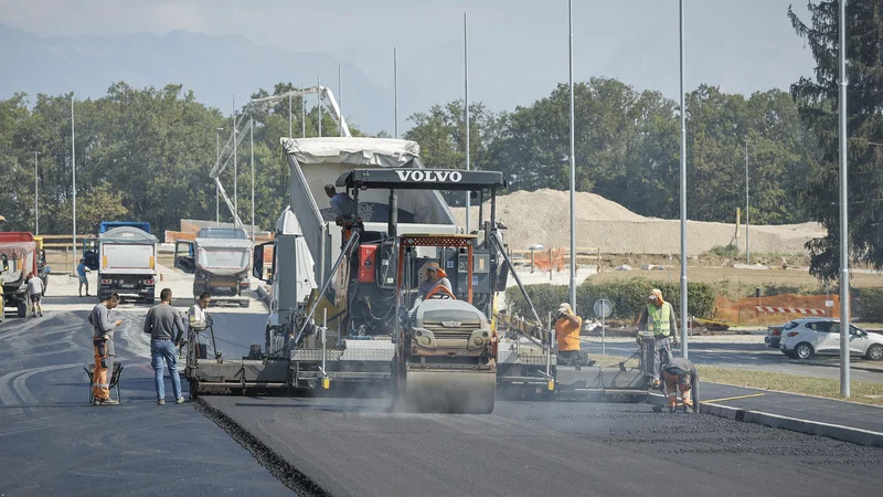 Trenutno je v gradnji odsek Leskoškove ceste od Letališke do priključka na hitro cesto. FOTO: Jože Suhadolnik/Delo
