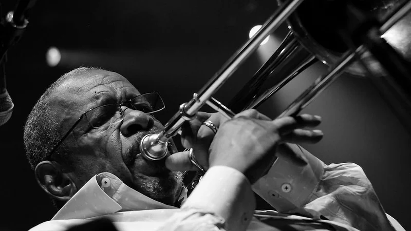 Fotografija: Festival bo v ponedeljek, ob 21. uri, v Mestnem gledališču Giuseppe Verdi v Gorici, otvoril ikonični funk pozavnist Fred Wesley, ki ga poznamo kot člana legendarne zasedbe Jamesa Browna in kasneje afrofuturističnega funk kolektiva Parliament-Funkadelic. Foto arhiv Glasbe sveta