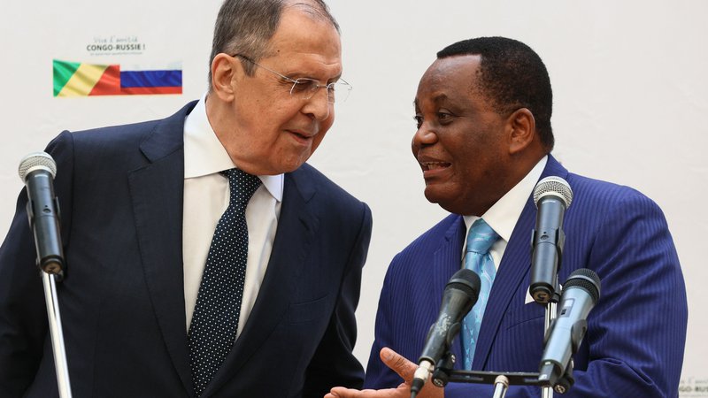 Fotografija: Ruski zunanji minister Sergej Lavrov in Jean-Claude Gakosso, vodja diplomacije republike Kongo, med srečanjem v kraju Oyo Foto: AFP
