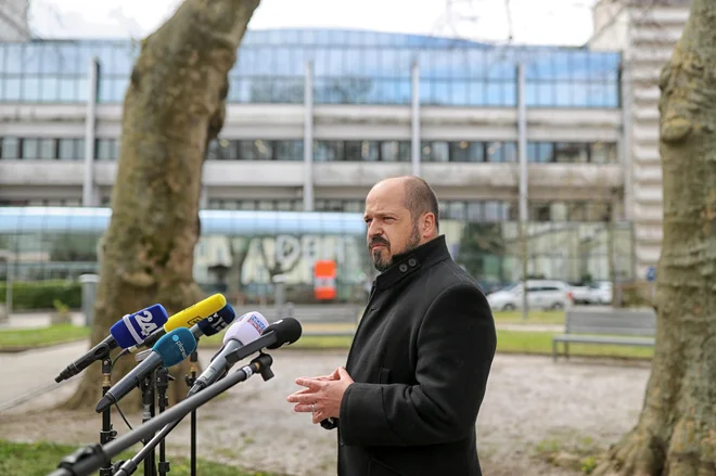 Nekdanji minister Janez Poklukar pravi, da so rešitve pripravljene: »Morale bi biti že v interventnem zakonu, tako alarmantna je zadeva.« FOTO: Blaž Samec/Delo
