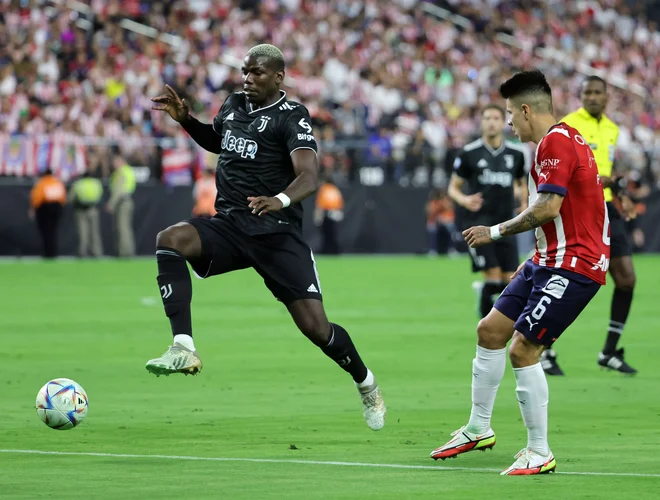 Še pred denvi je Paul Pogba (levo) igral pripravljalno tekmo proti Chivasu, zdaj pa bo moral na prisilni dvomesečni počitek. FOTO: Ethan Miller/AFP
