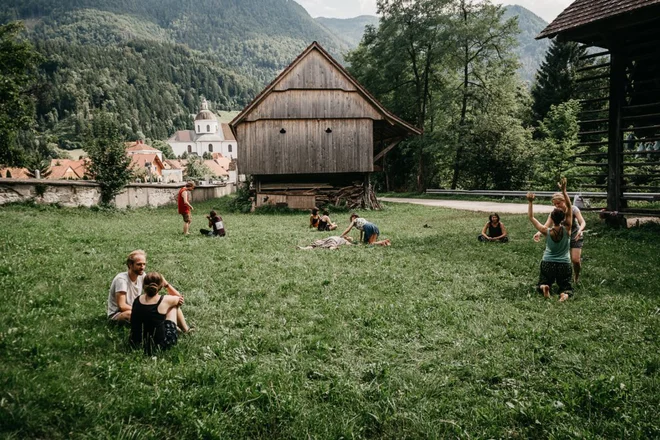 Kozolec bo prizorišče fotografske razstave utrinkov z Ne-festivalov preteklih let. FOTO: arhiv KUD Transformator
