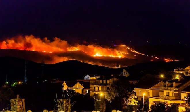 Obsežen požar, ki je pred dvema letoma pustošil po Šibeniku, je podtaknila domača piromanka. Foto Cropix
