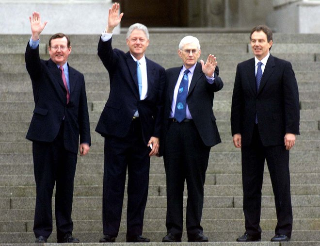 David Trimble v družbi takratnega ameriškega predsednika Billa Clintona, namestnika prvega severnoirskega ministra Seamusa Mallona in britanskega premiera Tonyja Blair med srečanjem na Severnem Irskem. FOTO: Hugo Philpott/AFP
